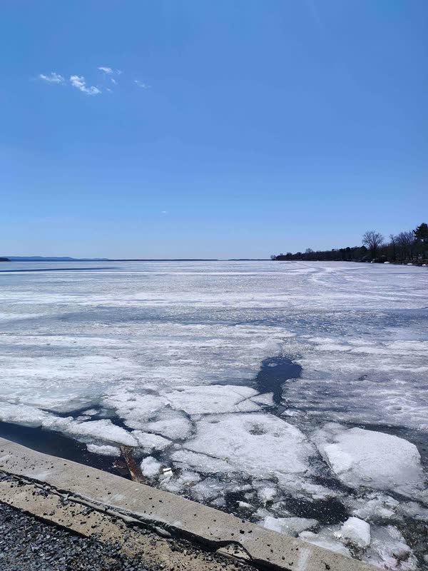 Étendue d'eau gelée dont la glace se fracture au dégel