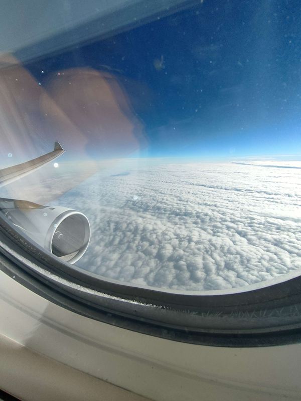 En vol, mer de nuages vue depuis le hublot
