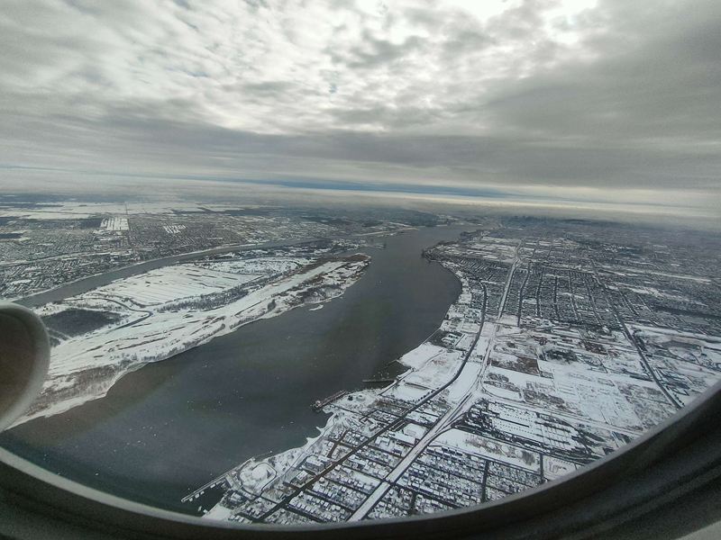 Le Saint-Laurent sous la neige, vu d'avion à l'approche de Montréal