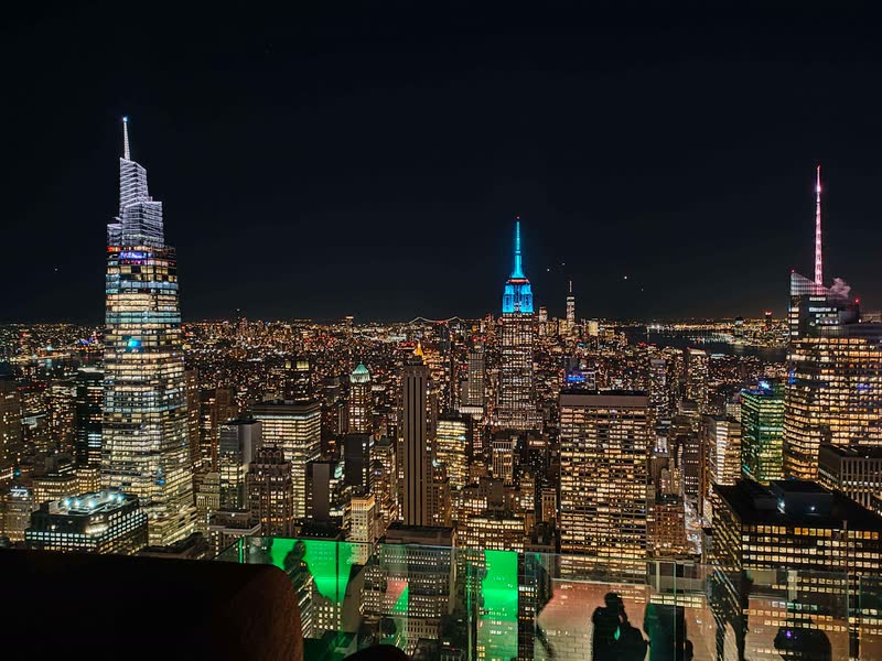 Manhattan de nuit vu depuis un observatoire, l'Empire State Building illuminé au centre