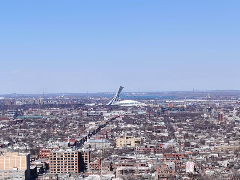 Montréal vue d'en haut, le Stade olympique à l'horizon