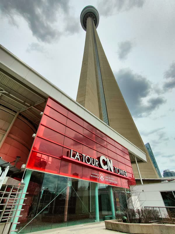 La Tour CN à Toronto, vue depuis son entrée